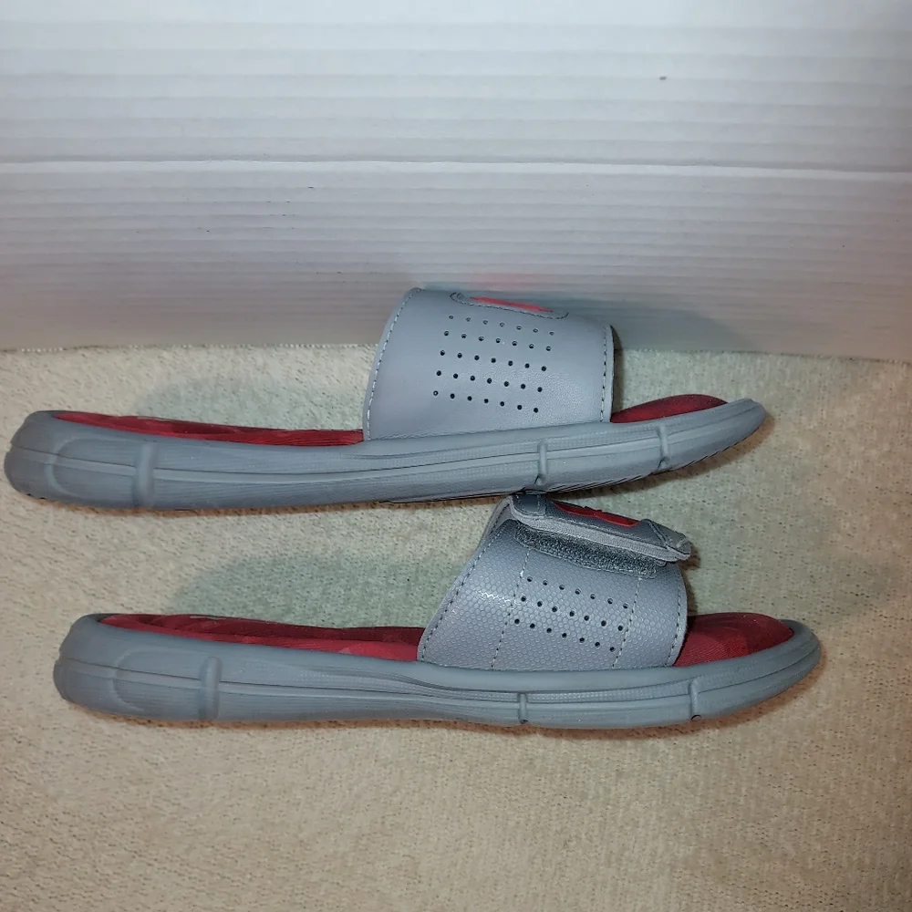 Under Armour kid's slides gray and red size 5Y/Eur 37.5